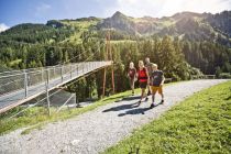 Die Golden Gate Brücke in Saalbach-Hinterglemm im Sommer. • © saalbach.com / Mirja Geh